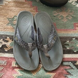 Oboz flip flops